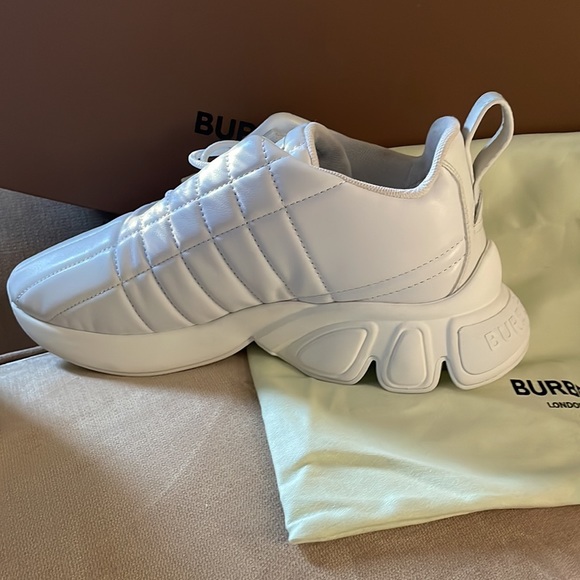 Authentic Burberry Low top Trainer on Rubber Sole Sneaker - Picture 5 of 13